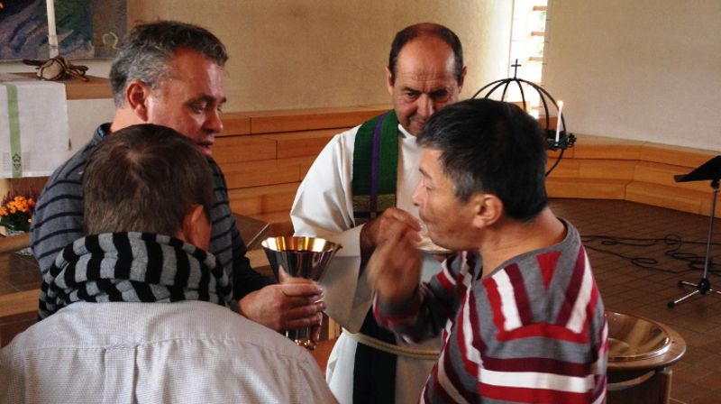 Mennesker med utviklingshemning midt i kirken