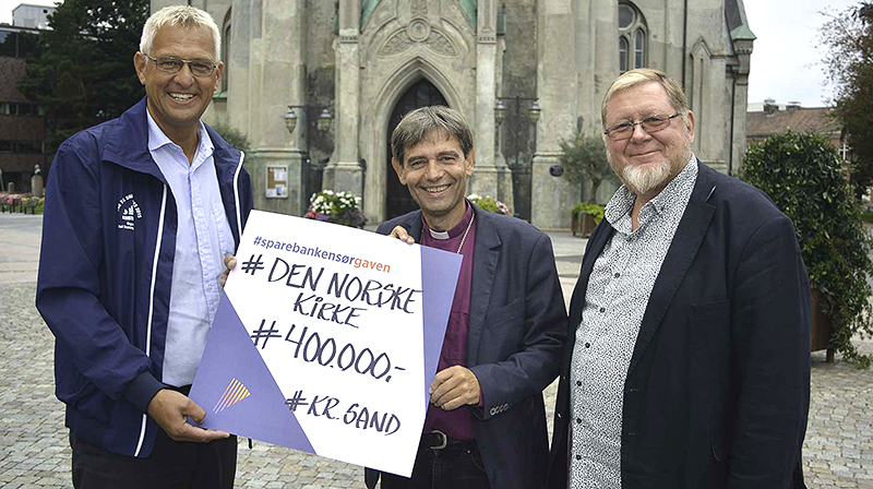 Christen Puntervold (t.v.) fra Sparebanken Sør, biskop Stein Reinertsen og prosjektleder Tore Gullaksen. Foto Geir Myre.
