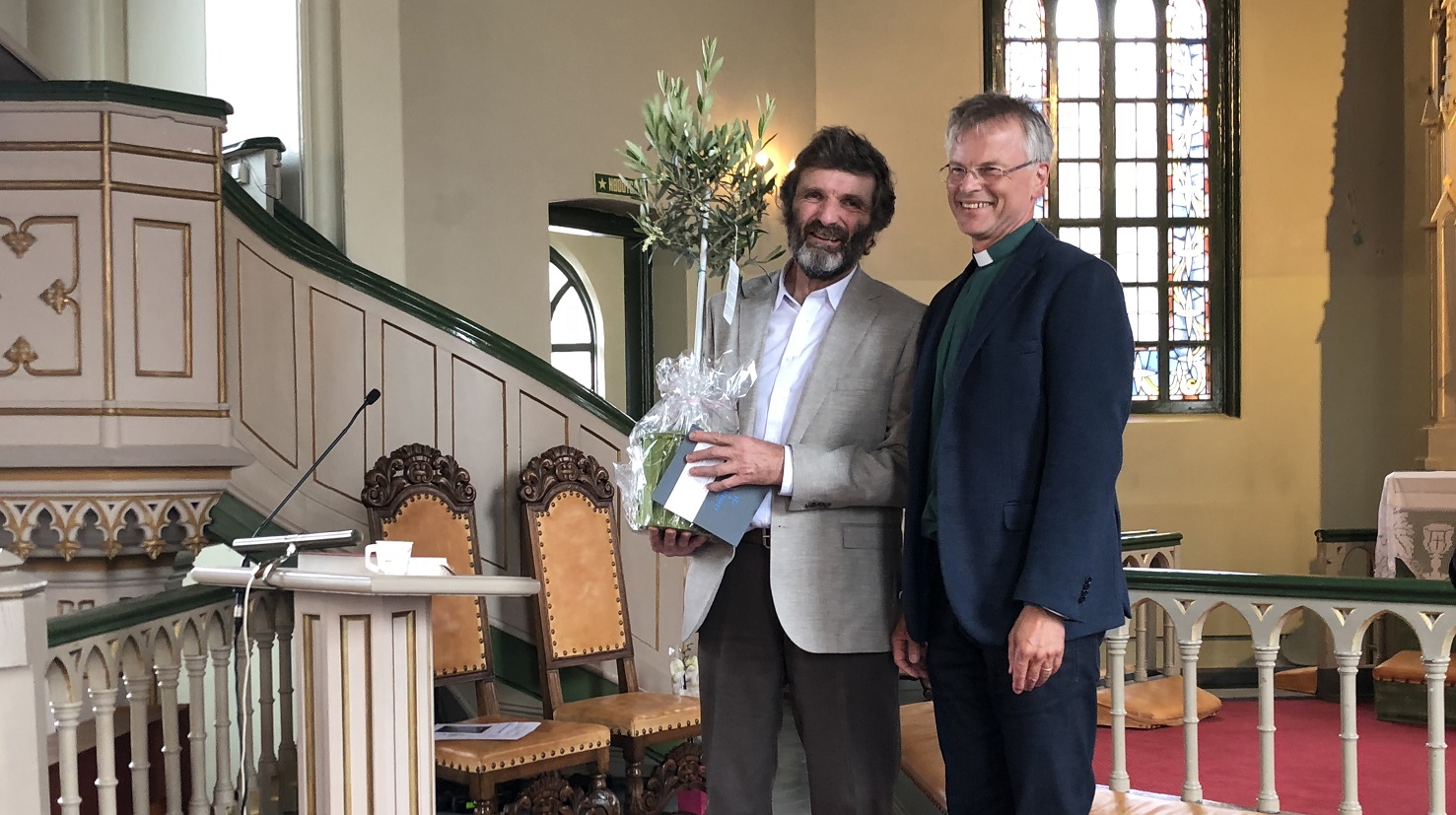 Per Emanuelsen (t.v.) fekk eit oliventre i gåve frå diakonirådgjevar Erling Jakobsen.