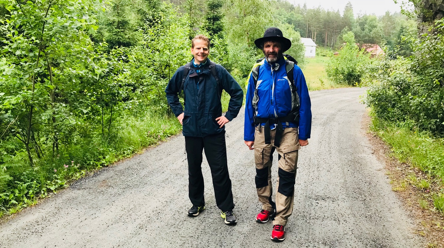Per Emanuelsen (t.h.) fikk følge på vegen av sokneprest Albert Walla i Søndeled på en del av etappen torsdag. (Foto: Erling Jakobsen).