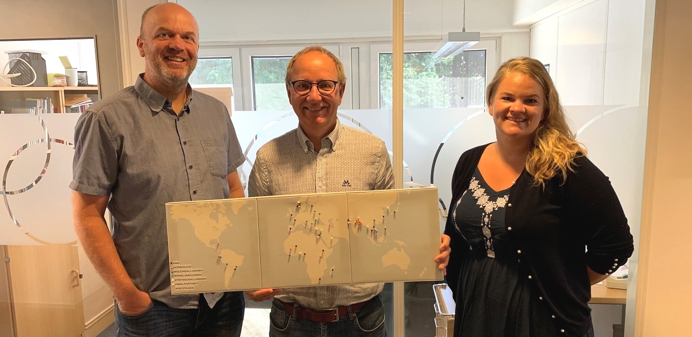 Roy Mersland (t.v.) fra Søgne menighet, misjonsrådgiver Ivar Sandnes ved bispedømmekontoret og diakon i Søgne, Lene Nilsen Berge, er svært fornøyde med innsamlingsresultatet. Foto: Dag A. Kvarstein.