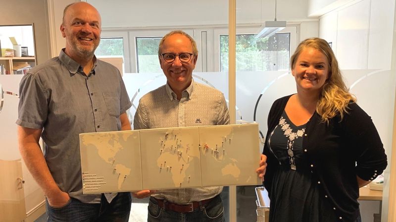 Roy Mersland (t.v.) fra Søgne menighet, misjonsrådgiver Ivar Sandnes ved bispedømmekontoret og diakon i Søgne, Lene Nilsen Berge, er svært fornøyde med innsamlingsresultatet. Foto: Dag A. Kvarstein.