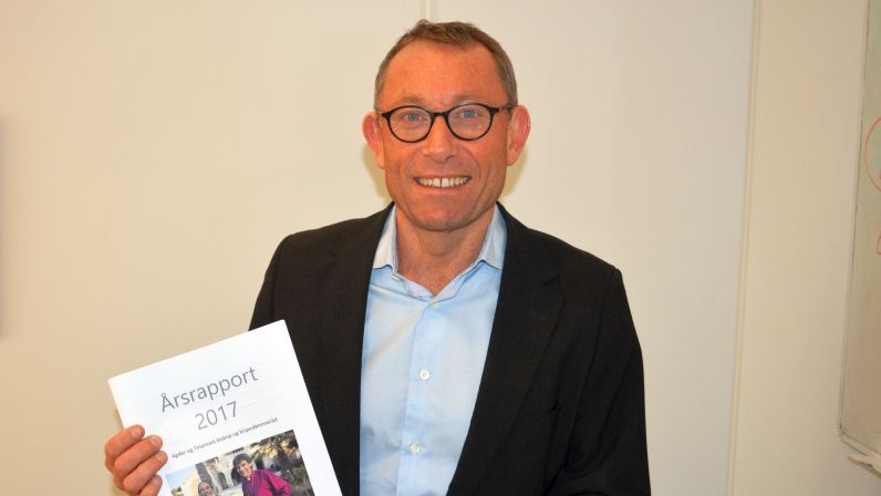 Stiftsdirektør Steinar Skomedal med årsrapporten for 2017. (Foto: Geir Myre).