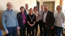 Møte med kommunen (f.v.): Leder i menighetsrådet, Ole Martin Thelin, biskop Stein Reinertsen, varaordfører Erik Næs, ordfører Hedda Foss Five, kirkeverge Jorunn Fliid, sokneprest Bjarte Tysvær, rådmann Ole Magnus Stensrud og prosjektleder Kjersti Gunnersen.