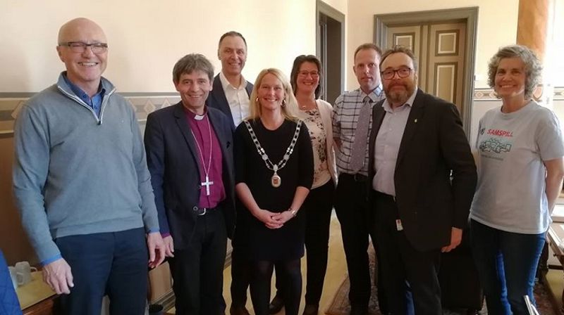 Møte med kommunen (f.v.): Leder i menighetsrådet, Ole Martin Thelin, biskop Stein Reinertsen, varaordfører Erik Næs, ordfører Hedda Foss Five, kirkeverge Jorunn Fliid, sokneprest Bjarte Tysvær, rådmann Ole Magnus Stensrud og prosjektleder Kjersti Gunnersen.