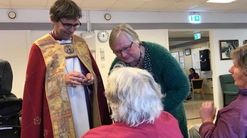 Fra nattverdsgudstjeneste ved Froland sykehjem. Else Marie Tredal er medhjelper.