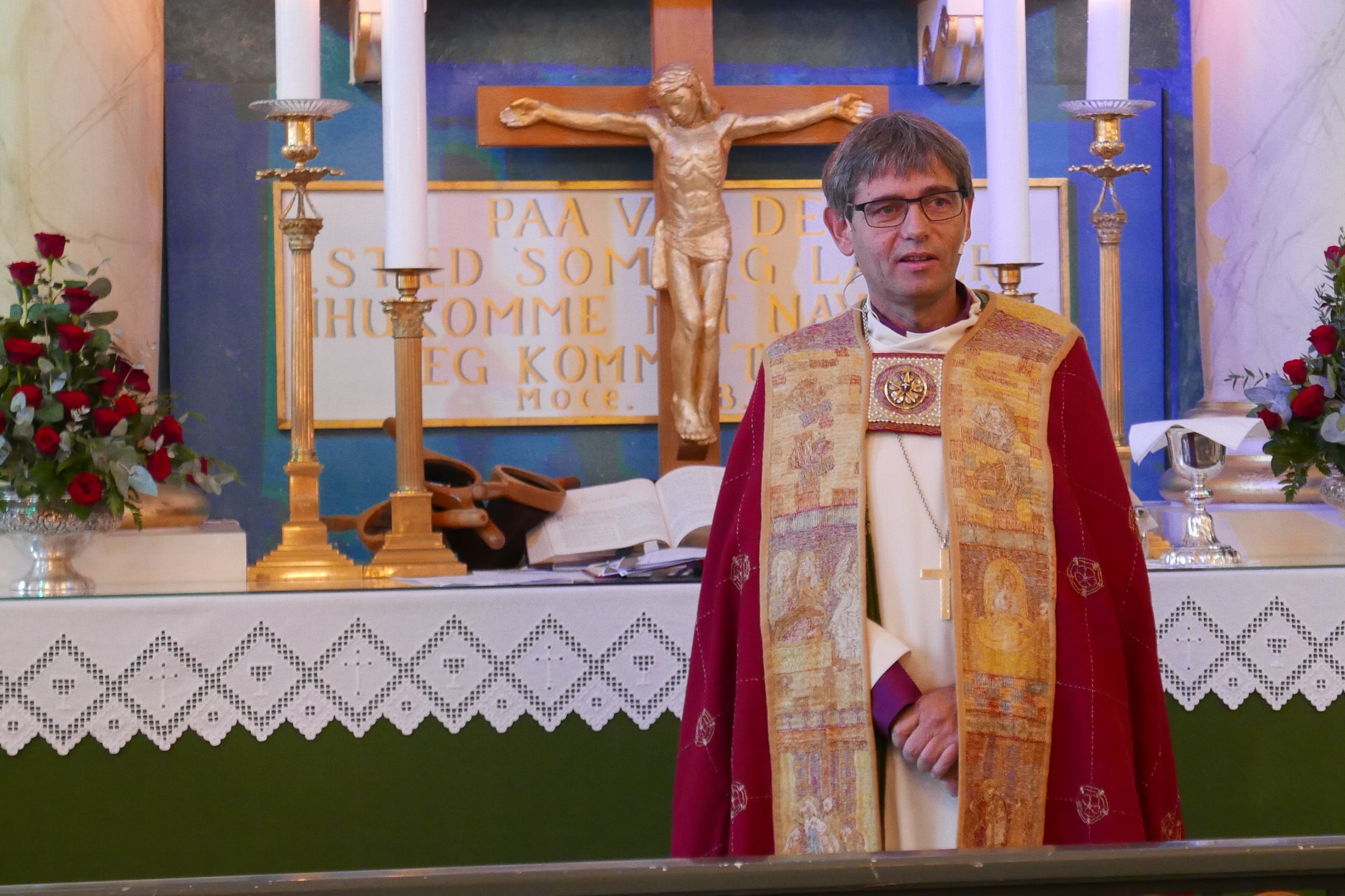 Biskop Stein Reinertsen har etter samtaler med lokal kirkeledelse og fagforeninger bestemt at kirkene her i bispedømmet kan åpnes fra 24. mai. Bildet er fra en visitas i Farsund i 2017.