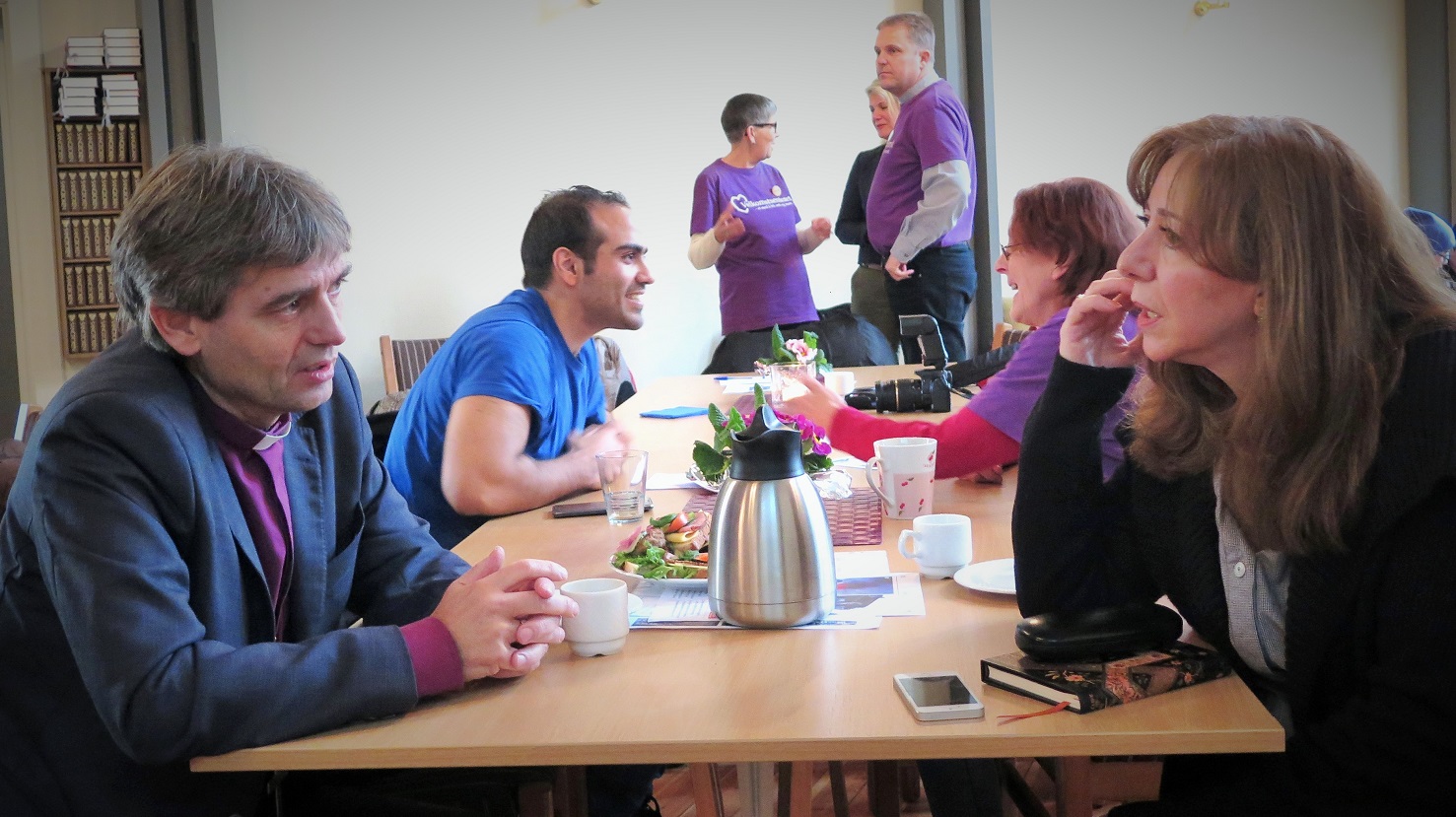 Biskop Stein Reinertsen i samtale med Mahnaz Mousapour fra Iran. (Foto: Dag A. Kvarstein).