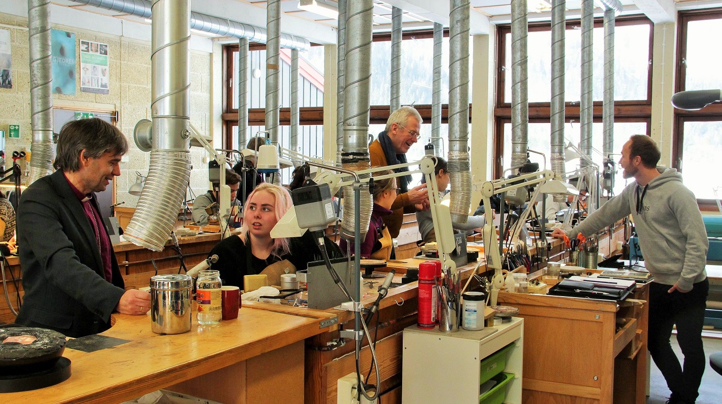 Biskop Stein Reinertsen vitjar Valle videregåande skole, sylv- og gullsmedlinja.