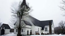 Holt kirke i Tvedestrand får 1 milllion kroner til i standsetting av vinduer, tårn og sørfasade. Foto: Geir Myhre