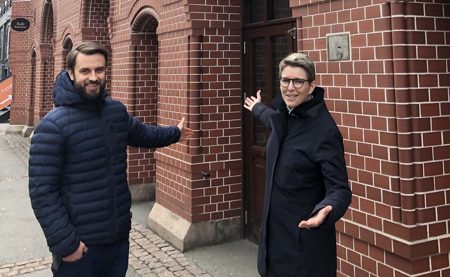 Sokneprest i Øyestad, Harald Torgersen og prost i Arendal, Jorunn Raddum tror at enklere drop-in-vielser er kommet for å bli, og ønsker å senke terskelen for å gifte seg i kirken, samtidig som høytideligheten beholdes. Foto: Steinar Ostermann