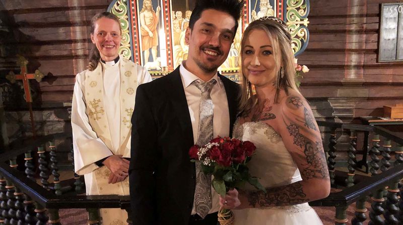 Heidi Skeimo og Halil Sezgin så en lapp på kirkedøra om at Flosta kirke tilbød Valentinsbryllup, og på noen få dager, så var de gift. Foto: Steinar Ostermann