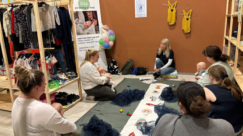 Margrethe Stangenes hadde babysang for tre foreldre og barn-grupper på barseltreff på Sørlandssenteret. Foto: Vanja Grut