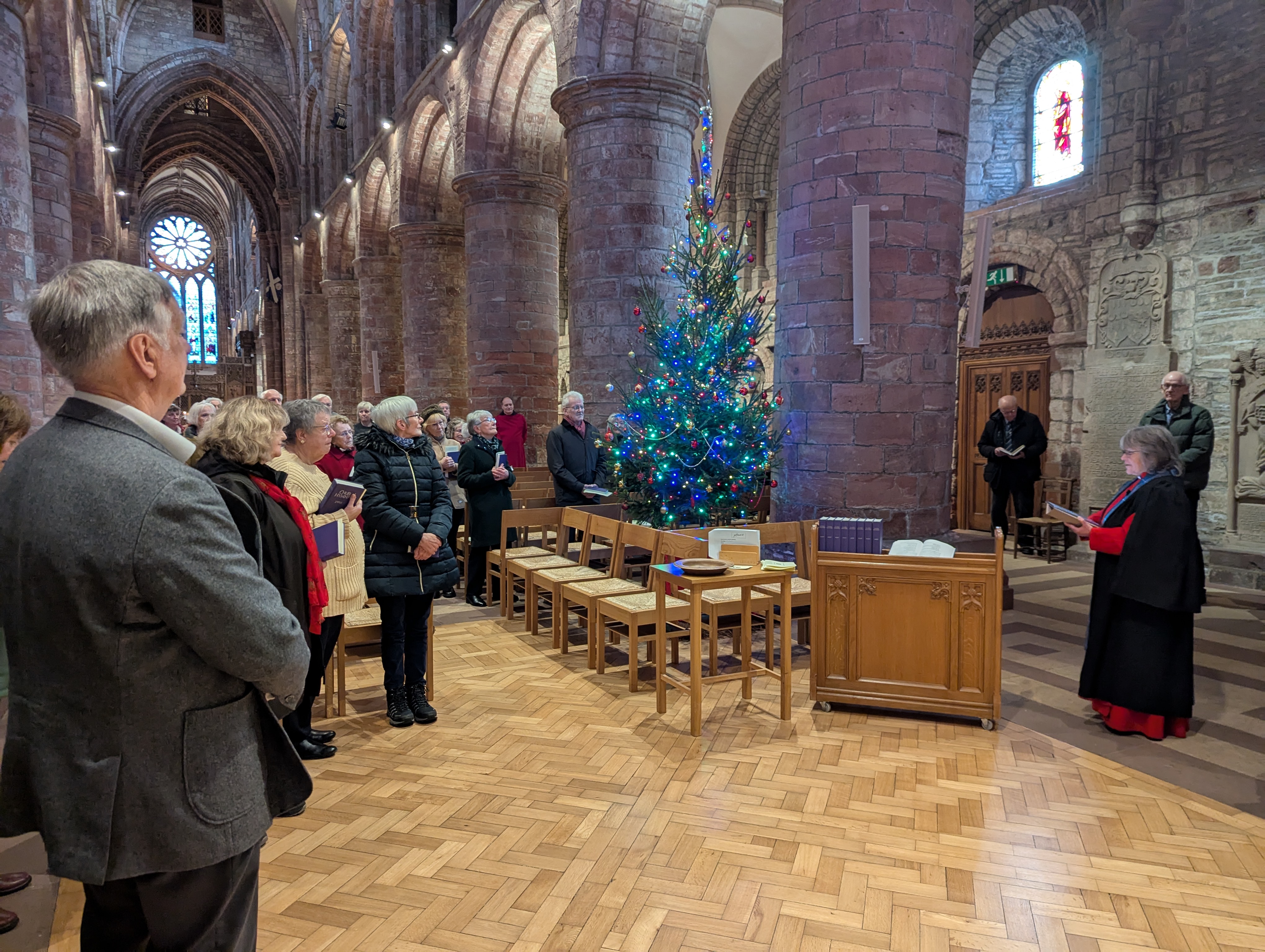 En delegasjon fra Grimstad dro i starten av desember i år med juletre fra Grimstad, og overvar julegrantenningen i  St. Magnuskategralen. 