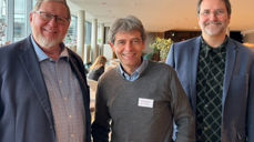 Tore Gullaksen, biskop Stein og Sindre Røyland på boklanseringen under kirkemøtet.