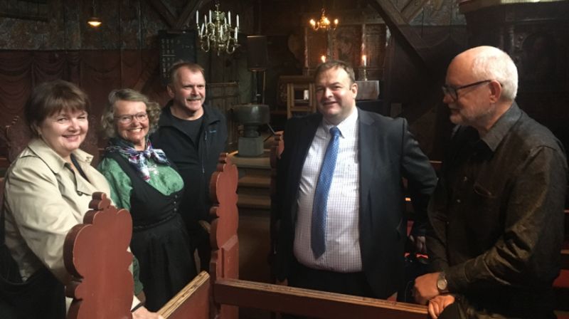 Samtale om framtida for pilegrimsmålet Røldal: f.v. bispedømerådsleiar Inger Helene Nordeide, pilegrimskoordinator Margit Gjørv, soknerådsleiar Geir Kåre Nybø, ordførar i Odda Roald Aga Haug og Eirik Moe, rådgjevar/medlem av Stavanger bispedøme sitt pilegrimsutval Fotograf: Ragna Sofie Grung Moe