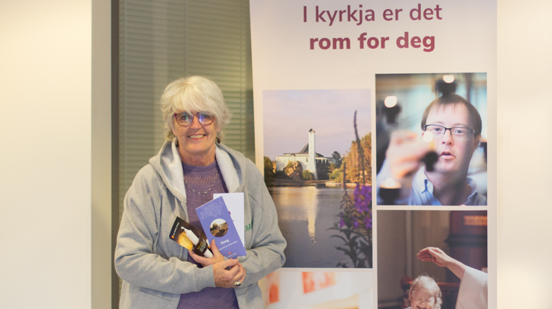 Diakon Astrid Fylling deler ut lys på Sartor Storsenter dagen før allehelgensdag. Foto: Yngvild Mørner Sørheim