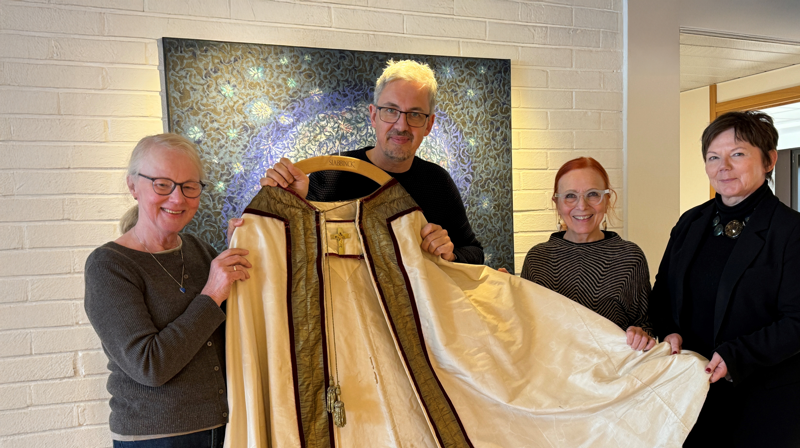 Vurderingskomiteen, Anne Martha Hoff, Justin Kroesen, Aashild Grana og biskop Ragnhild Jepsen med ei av dei gamle bispekåpene.