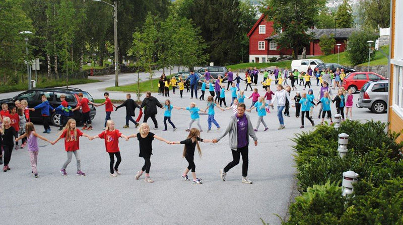 Born og unge i Førde er blant dei som kan gle seg over å ha fått ny prest. Foto: Oddvar Etnestad.