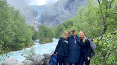 Emma (f.v), Marie og Maja er tre av fem danske sommarvikarar som har trivest godt i Bjørgvin denne sommaren.