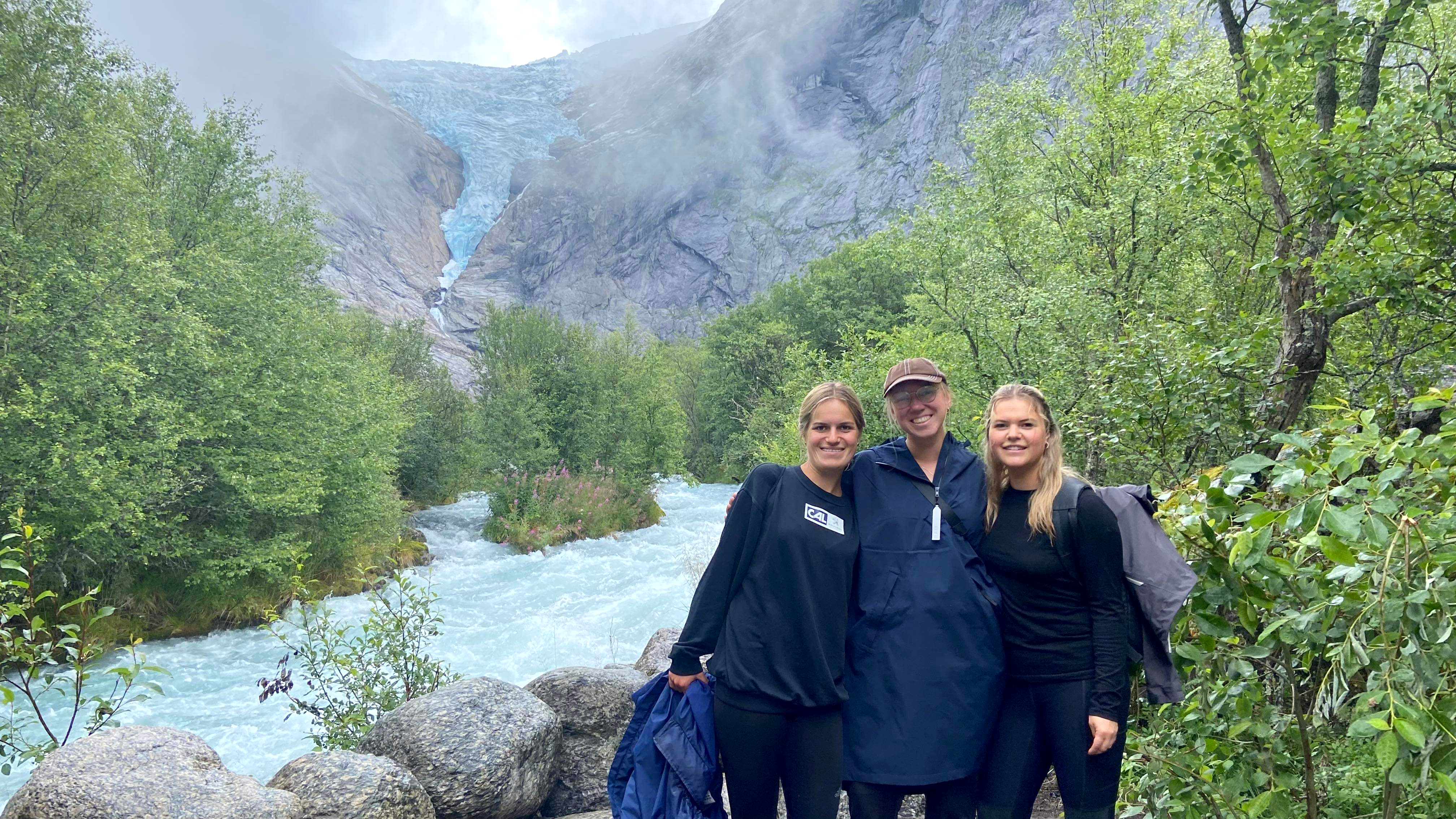 Emma (f.v), Marie og Maja er tre av fem danske sommarvikarar som har trivest godt i Bjørgvin denne sommaren.