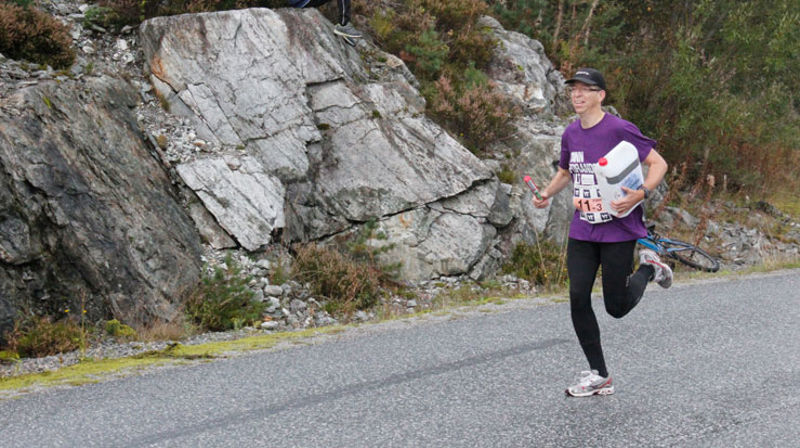 En av kirkens bedriftsidrettslagsdeltagere ved Bjørgvin bispedømmekontor løper for Kirkens Nødhjelp og Årets TV-aksjon under årets KnarvikMila.