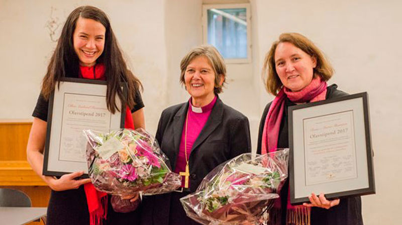 Rose-Marie Skarsten (t.h) og Ellen Aasland Reinertsen fikk årets Olavsstipend, utdelt av preses, biskop Helga Haugland Byfuglien. Foto: Kyrkjebakken