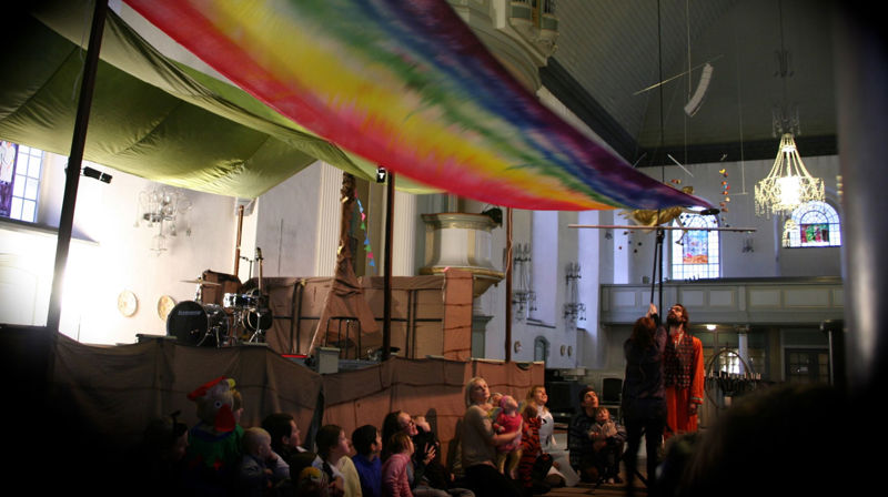 Barnas katedral har lang erfaring med teater, her frå ei oppsetning om Noas ark. No skal dei samarbeida med Hordaland teater om ei framsyning i samband med reformasjonsjubileet. Foto:Barnas katedral