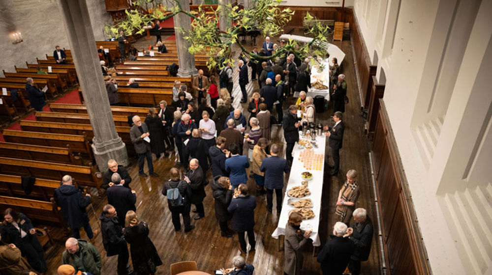 Mingling under biskopens nyttårsmottaking 2025.