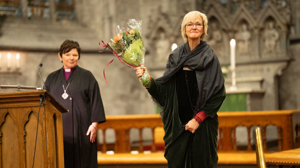 Ragna Sofie Grung Moe mottar blomster for lang innsats som kulturrådgiver