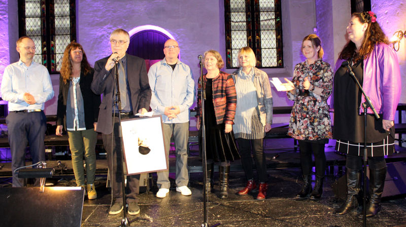 Ragnar Tesdal som er leiar for CRUX Kalfarhuset oppfølgingssenter, tok i mot prisen saman med staben sin.