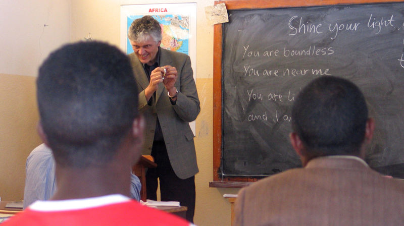 Egon Askvik underviser om Kristuskransen i samband med eit besøk til Den evangeliske kyrkja i Eritrea frå Bjørgvin bispedøme. Foto. Rune Øystese