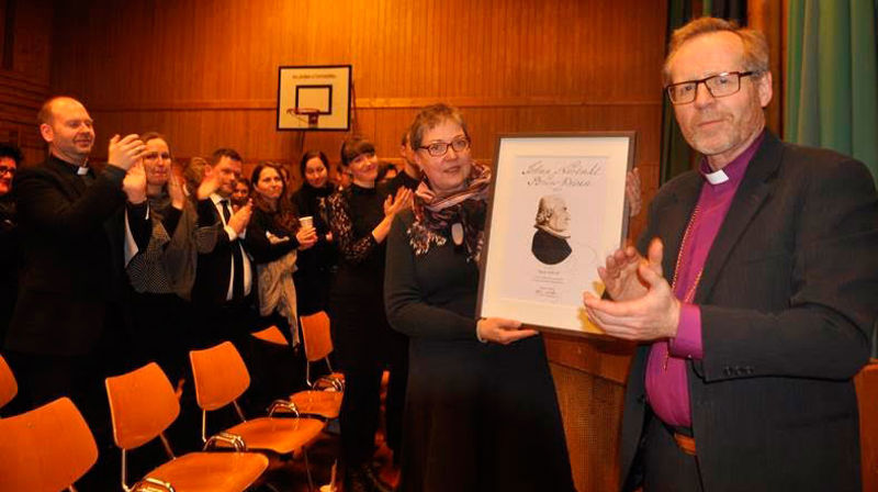 Johan Nordahl Brun-prisen vart delt ut på minnesamværet etter gravferda til Egon Askvik. Biskop Halvor Nordhaug gav diplomet til Hege Feet Askvik. Foto: Sigrid Svartefoss, Sogn avis.