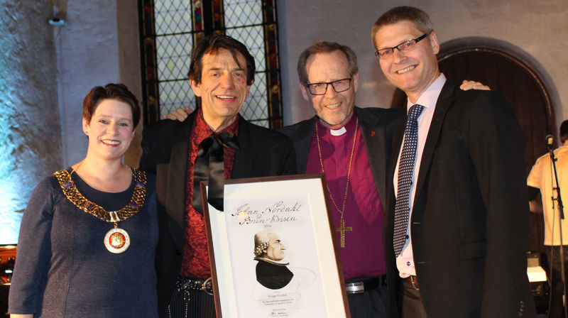 Helge Jordal fekk utdelt Johan Nordahl Brun-prisen av ordførar Marte Mjøs Persen, biskop Halvor Nordhaug og dagleg leiar i Kirkens Bymisjon Arne Liljedahl Lynngård. Foto: Jens Z. Meyer