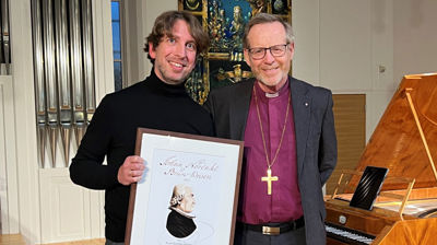 Prisvinnar Knut Christian Janson samlar kvar veke 115 born til øving i kora sine i Fridalen. Det er berre ein av mange grunnar til at han fekk Johan Nordahl Brun-prisen av biskop Halvor Nordhaug.