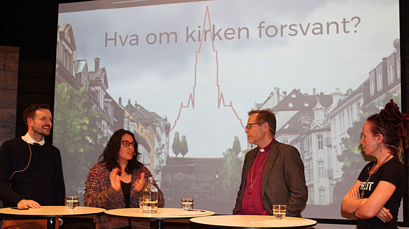 Høyr samtalen om kyrkja sin plass i samfunnet mellom (f.v.) byråd Dag Inge Ulstein, redaktør Frøy Gulbrandsen, biskop Halvor Nordhaug og prest og forskar Sunniva Gylver.