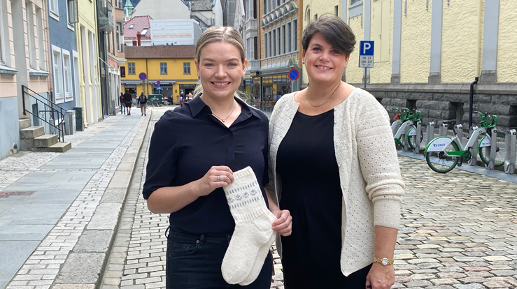 Vinnar Elisabeth Attramadal (t.v.) fekk skryt av juryleiar Hege-Therese Nilsen under utdelinga av prisen for beste Hauge-sokk. Foto. Vetle Karlsen Eide