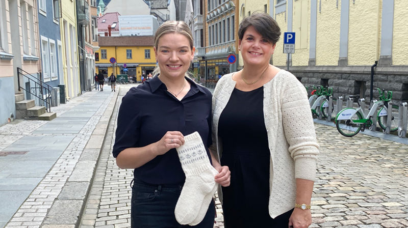 Vinnar Elisabeth Attramadal (t.v.) fekk skryt av juryleiar Hege-Therese Nilsen under utdelinga av prisen for beste Hauge-sokk. Foto. Vetle Karlsen Eide