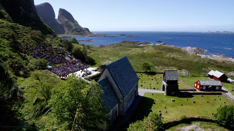 Kinnaspelet vert framført like ved kyrkja på Kinn