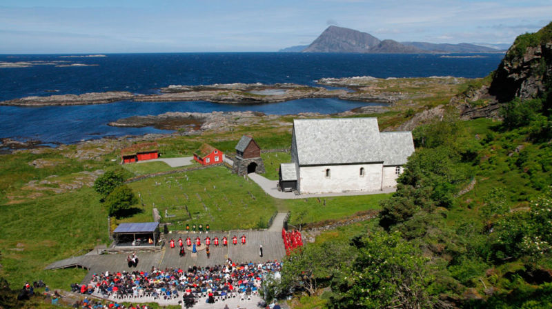 Kinnaspelet samlar mange tilskodarar kvart år. Foto: Kinnaspelet.no