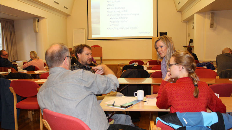 Kurshaldar Ann Helen Frivold diskuterer kommunikasjonsplanen til ei gruppe av deltkarar.