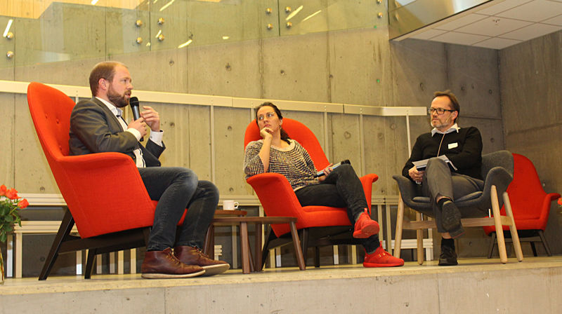 Redaktørane Tarjei Gilje (t.v.) frå Dagen og Frøy Gudbrandsen frå BT i samtale med prosten i Nordhordland, Helge Taranrød.