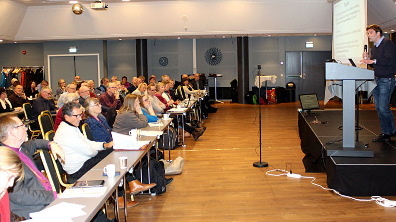 Ei rekkje kyrkjeverjer og medlemer av kyrkjelege fellesråd og bispedømerådet fylte salen då Kristian Skjeldal frå Kyrkjerådet og andre orienterte eller meinte noko om ny kyrkjeordning.