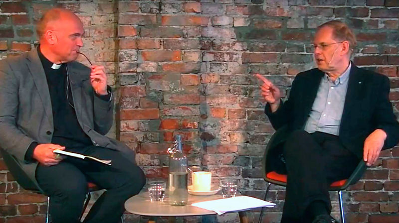 Gunnstein Akselberg i samtale med domprost Jan Otto Myrseth etter føredraget om Luther.