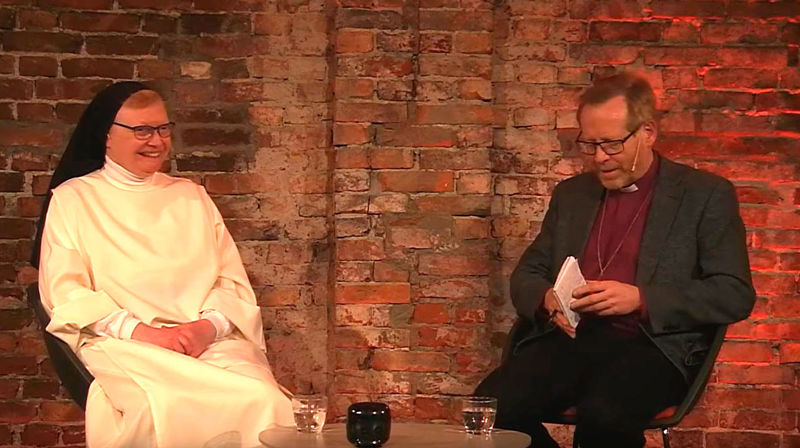 Sr. Else Britt Nilsen møtte biskopen og publikum til ein grundig samtale om forholdet mellom katolikkar og lutheranarar.