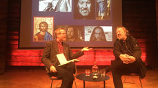 Samtalen mellom artisten og biskopen veksla mellom det lette til det alvorlege. Foto: Ragna Sofie Grung Moe.