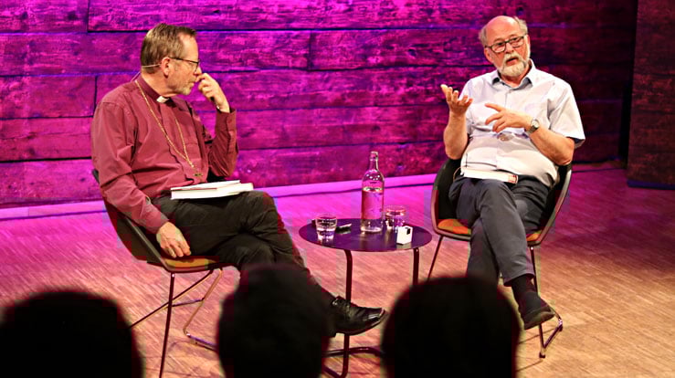 Jan Ove Ulstein og Halvor Nordhaug samtalte om ting dei hadde greie på og erfaring med, då den historiske utviklinga av kyrkja sitt forhold til politikk og samfunn dei siste femti åra stod på dagsorden i samtalen "På trua laus". Foto: Øyvind Valderhaug