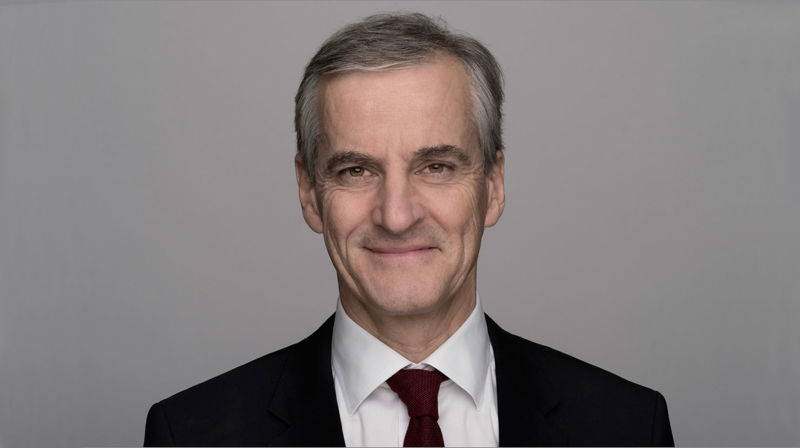 Jonas Gahr Støre møter biskop Halvor Nordhaug i samtale om tru og politkk. Foto: Arbeiderpartiet.no