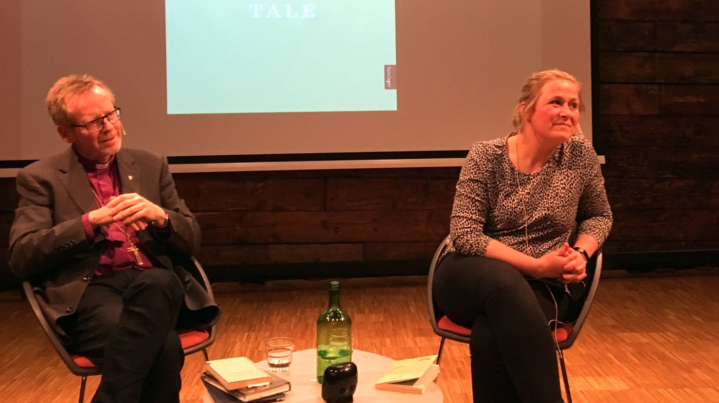 Openhjarta samtale mellom Olaug Nilssen og biskop Halvor Nordhaug om bl.a. det å vera forelder til eit utviklingshemma barn. Foto: Ragna Sofie Grung Moe.