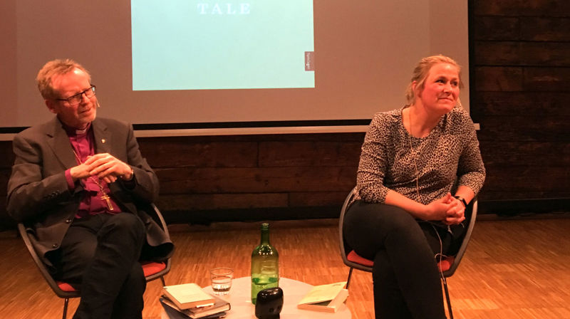 Openhjarta samtale mellom Olaug Nilssen og biskop Halvor Nordhaug om bl.a. det å vera forelder til eit utviklingshemma barn. Foto: Ragna Sofie Grung Moe.